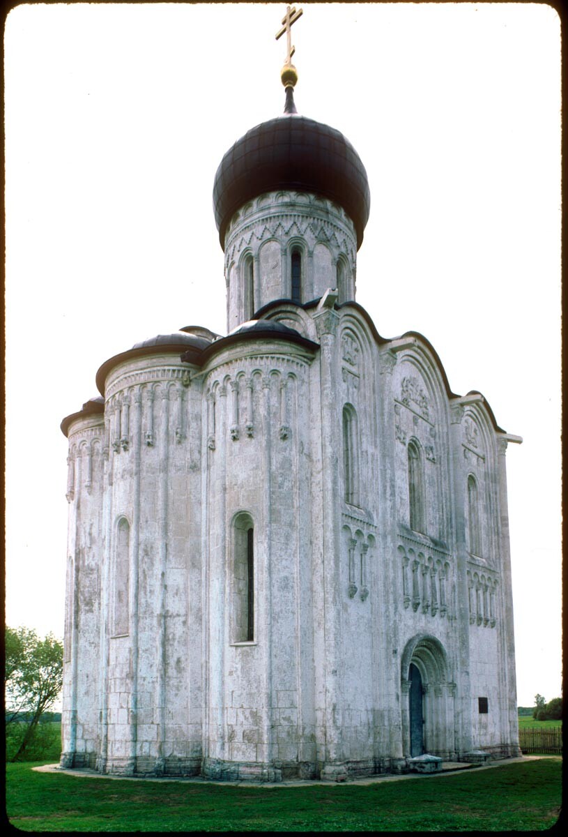 Église de l'Intercession sur la Nerl, vue nord-est. 26 mai 1997