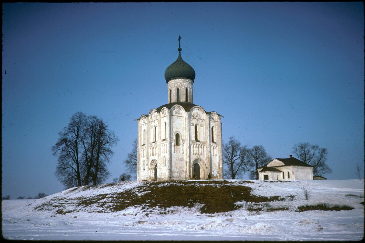 Église de l'Intercession sur la Nerl, vue sud-ouest. 6 mars 1972