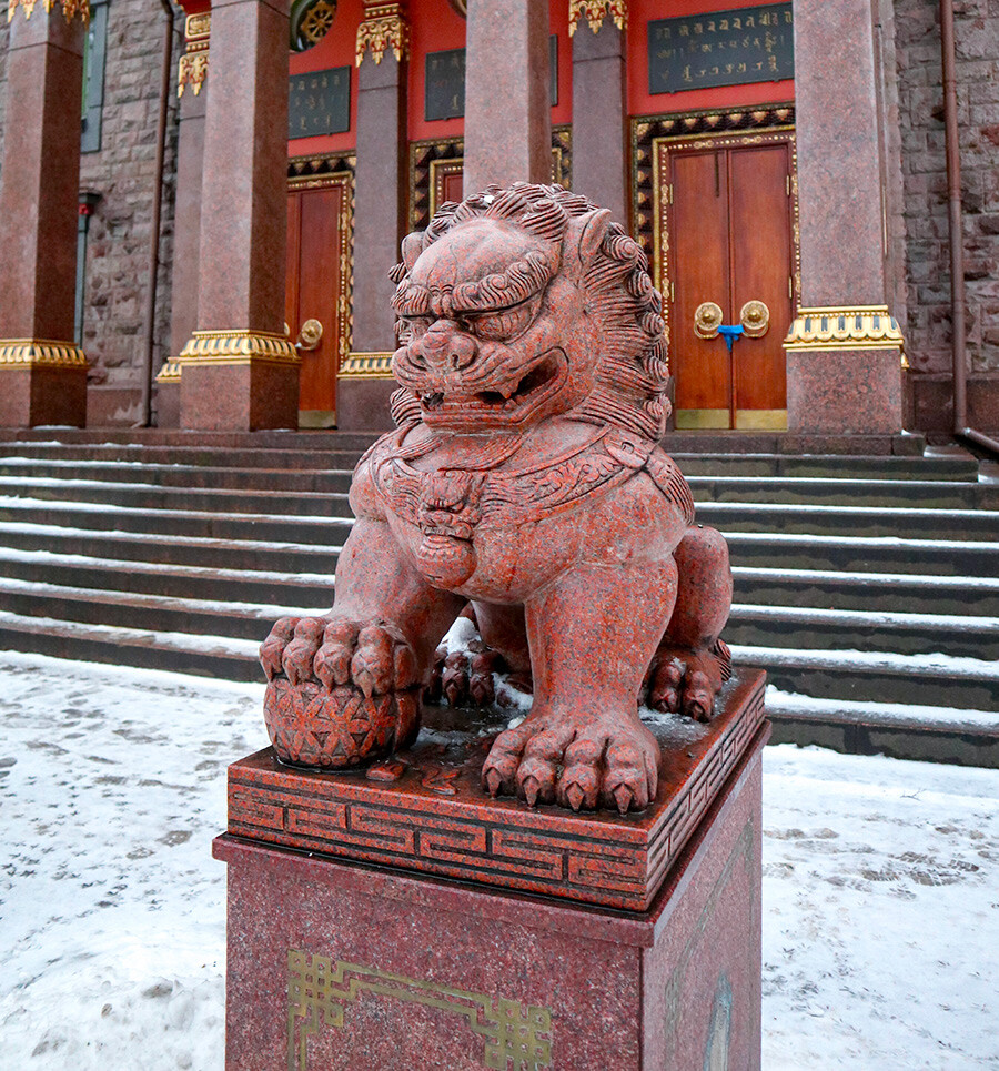 サンクトペテルブルクにあるチベット仏教寺院グンゼチョイネイ・ダツァンの前の獅子