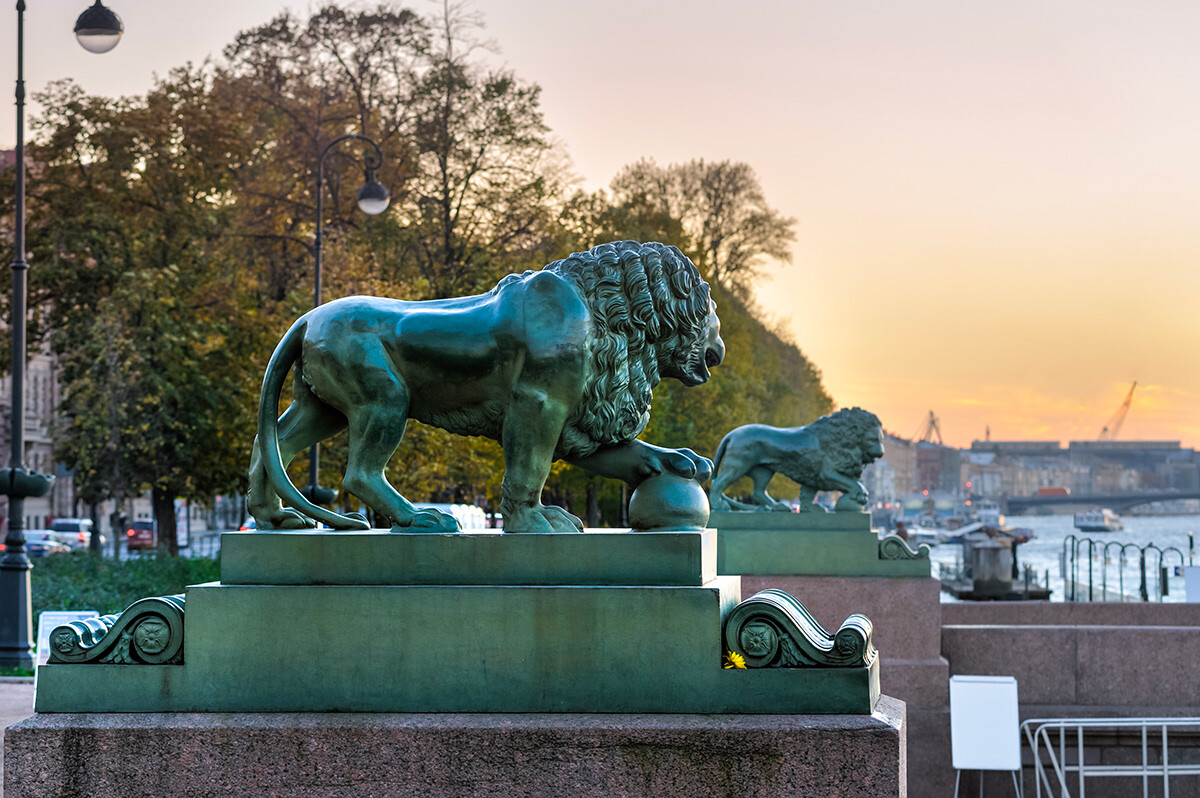Lions at the Admiralty embankment.