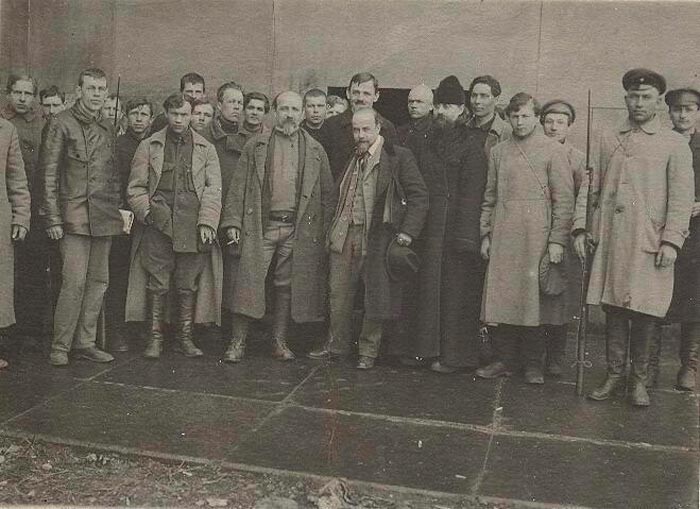 Члены комиссии по изъятию церковного имущества и епископ Дитоний, 1922 г.