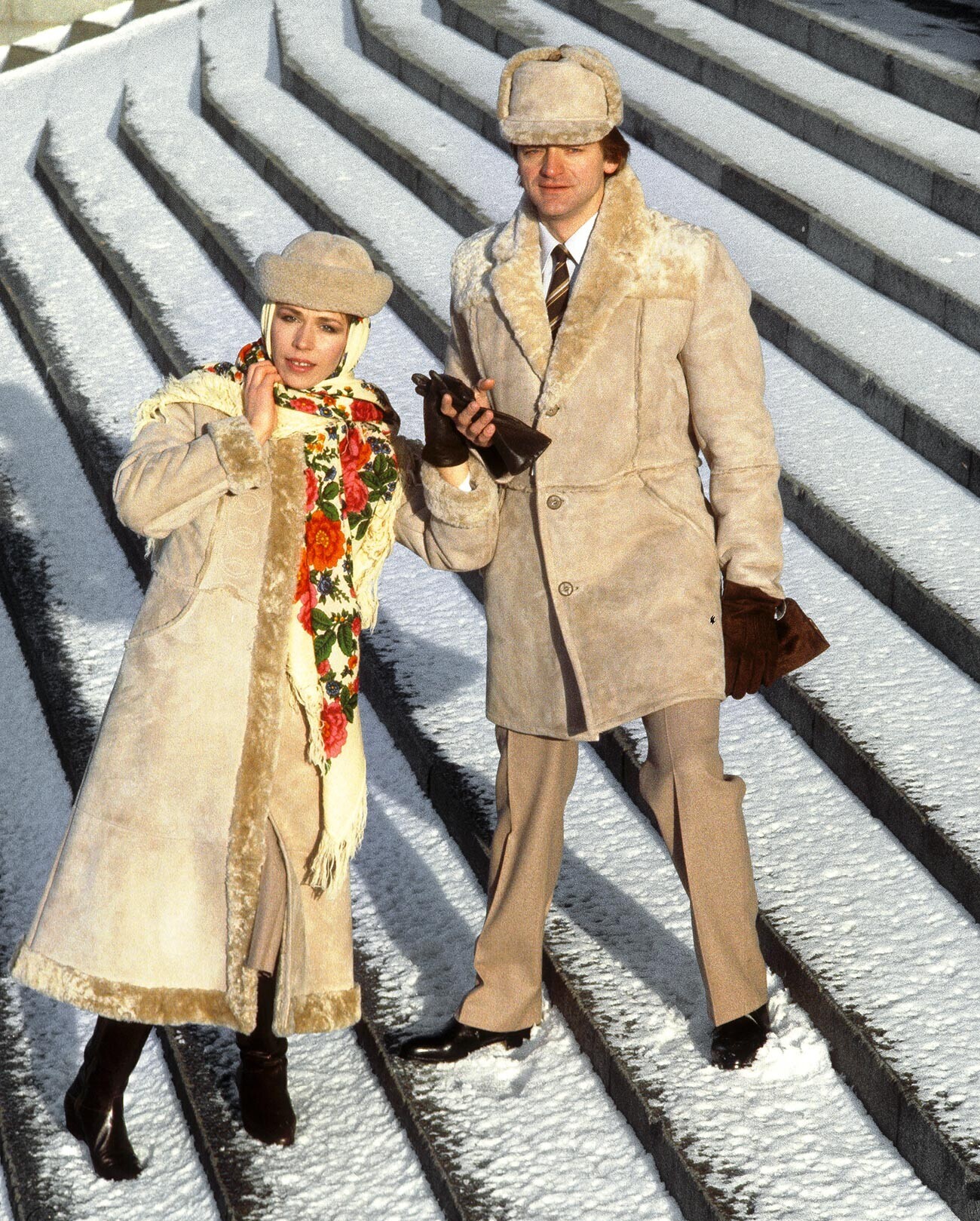 Coppia di cittadini sovietici con cappotti invernali 