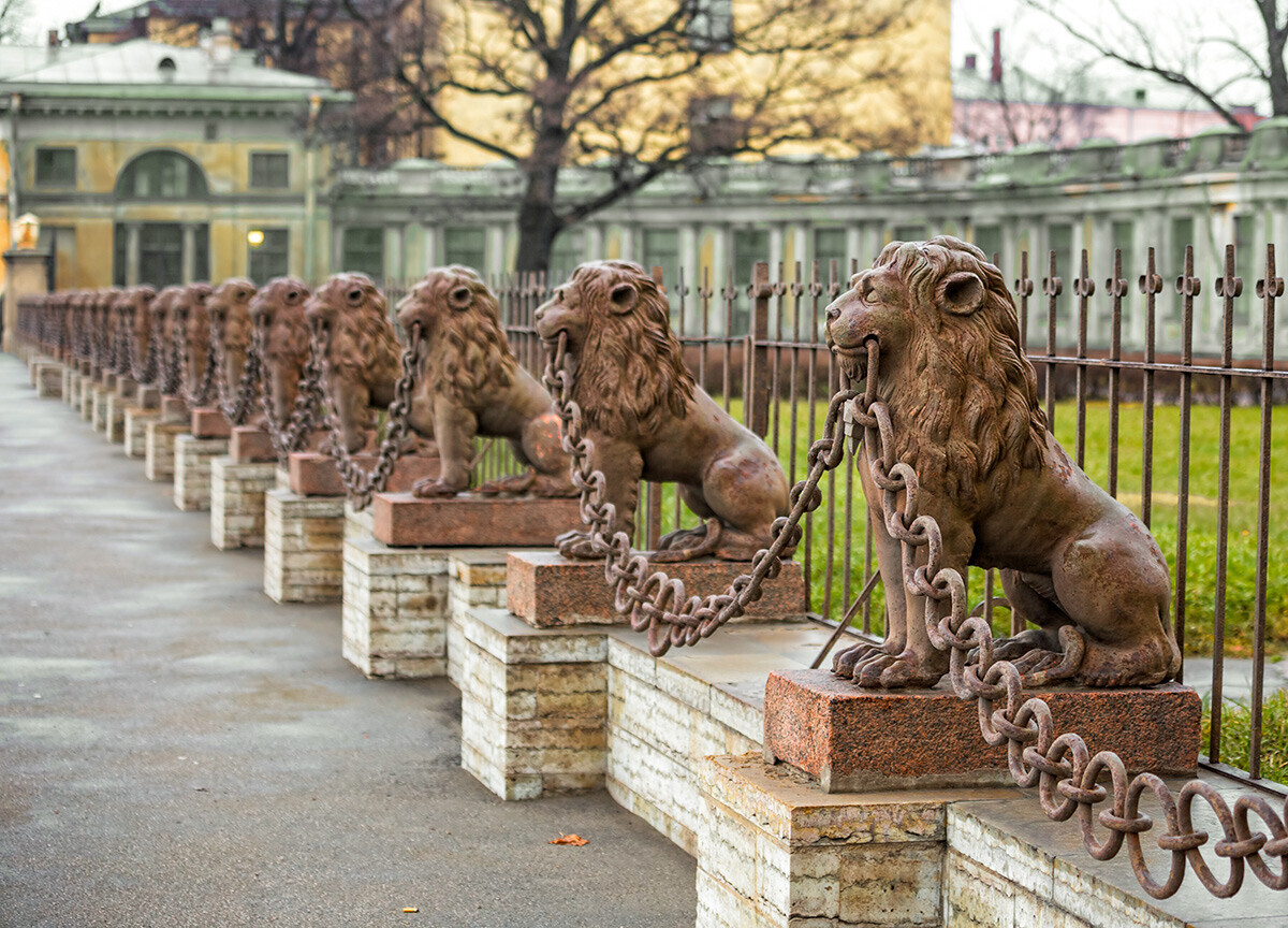 Pagar kediaman musim panas Kushelev-Bezborodko dengan 29 patung singa.