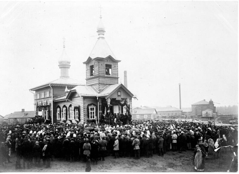 Personas en una iglesia de madera, años 1900. El asentamiento fabril de Kosheli, distrito de Borovichí, provincia de Nóvgorod.