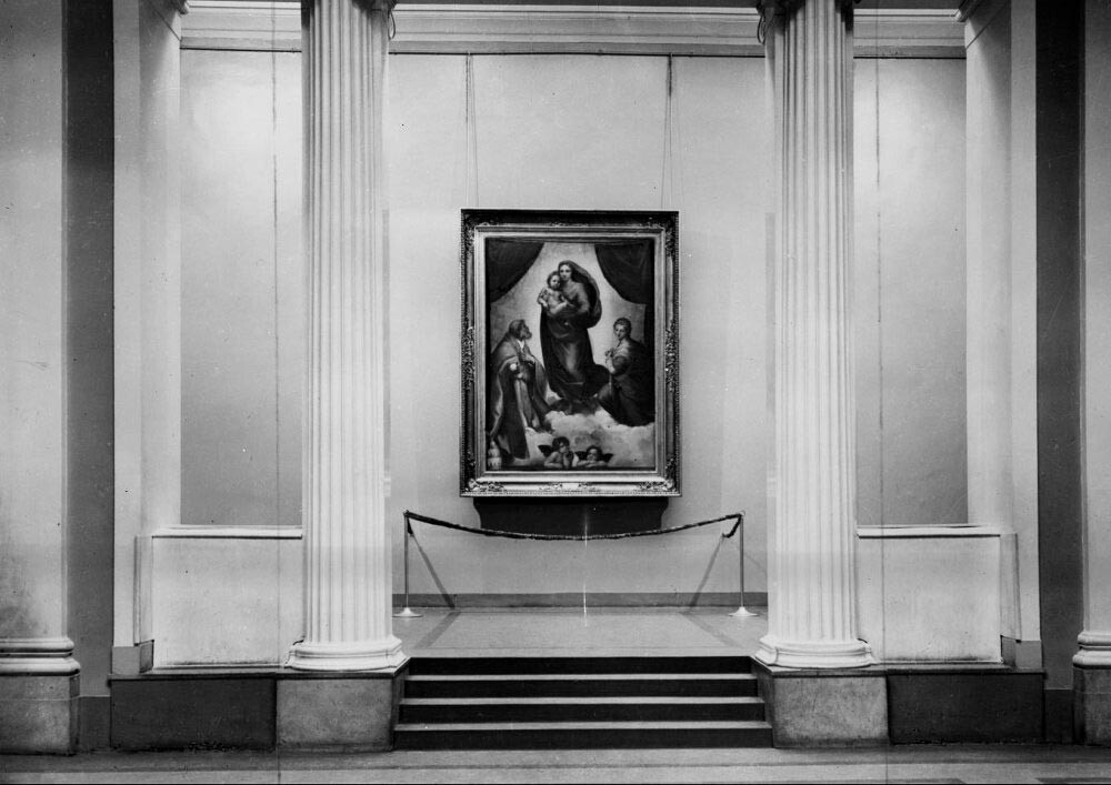 プーシキン美術館で提示されたラファエロの「システィーナの聖母」、1955年