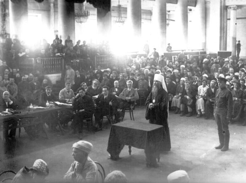 Petrograjski metropolit Venjamin med zaslišanjem na sodišču, 1922
