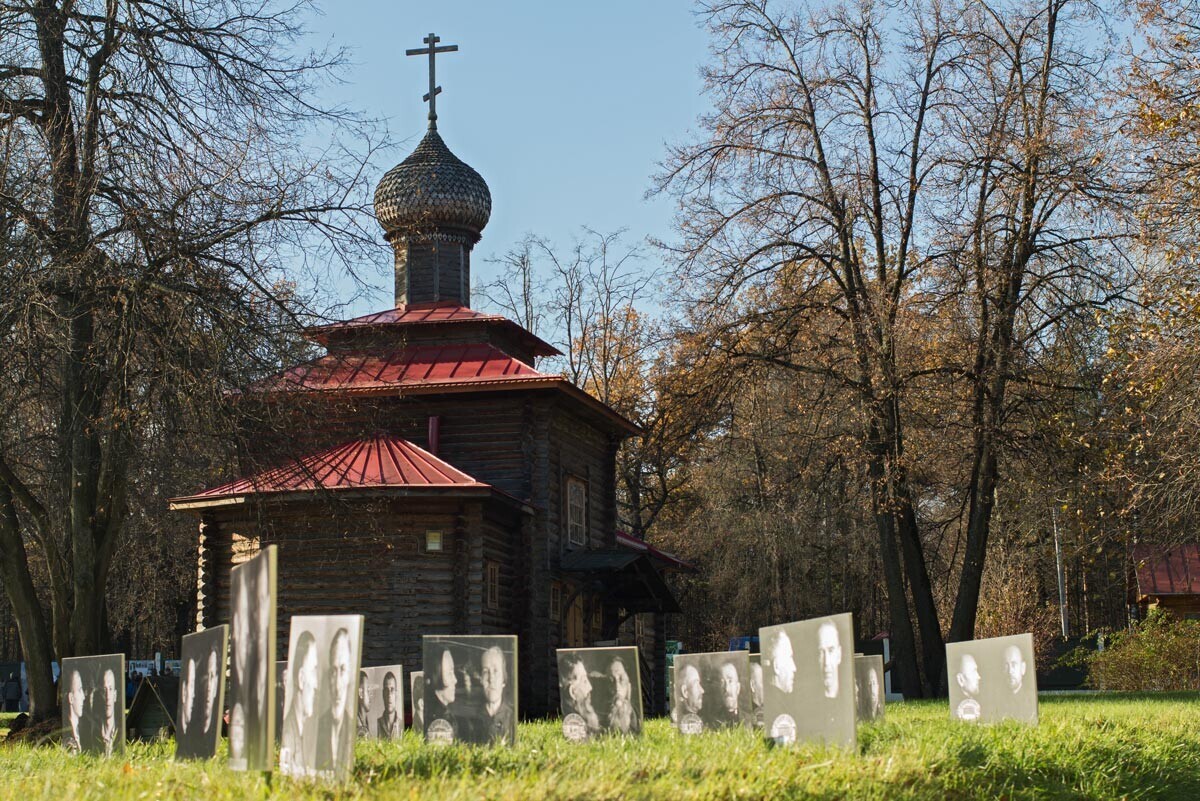 Spominska razstava s fotografijami žrtev na strelišču Butovo
