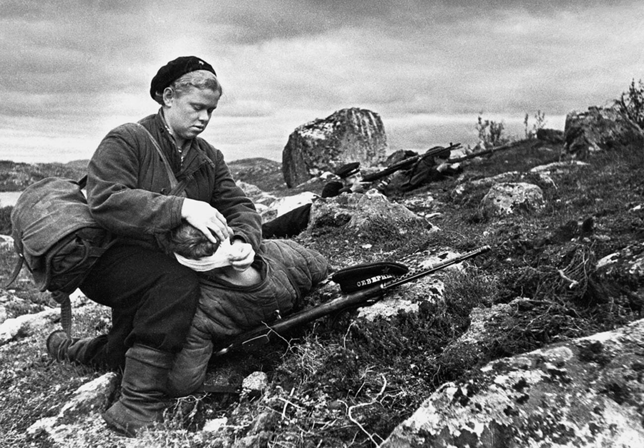 Вов можно. Евгений Халдей оборона советского Заполярья. Санинструктор в годы ВОВ. Великая Отечественная война в Заполярье. Евгений Халдей. Пехотинцы. Кольский полуостров.