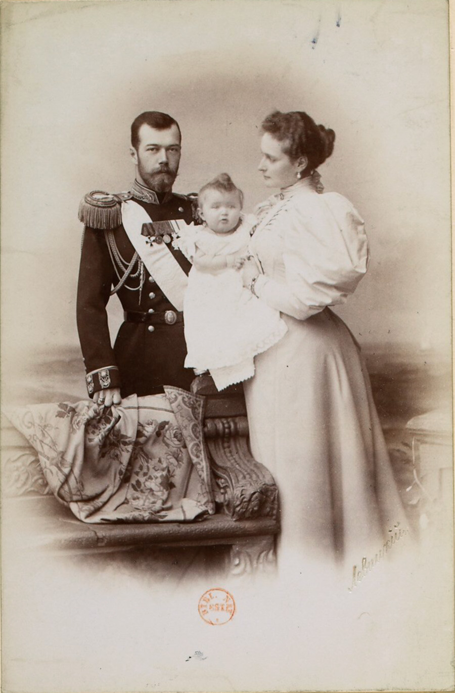 Nicholas, seine Frau Alexandra und ihre älteste Tochter Olga.