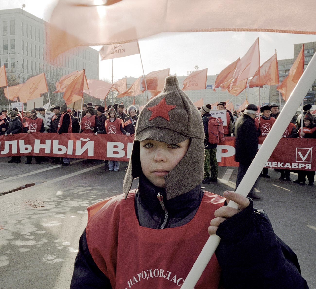 Юный москвич в буденовке на демонстрации 7 ноября