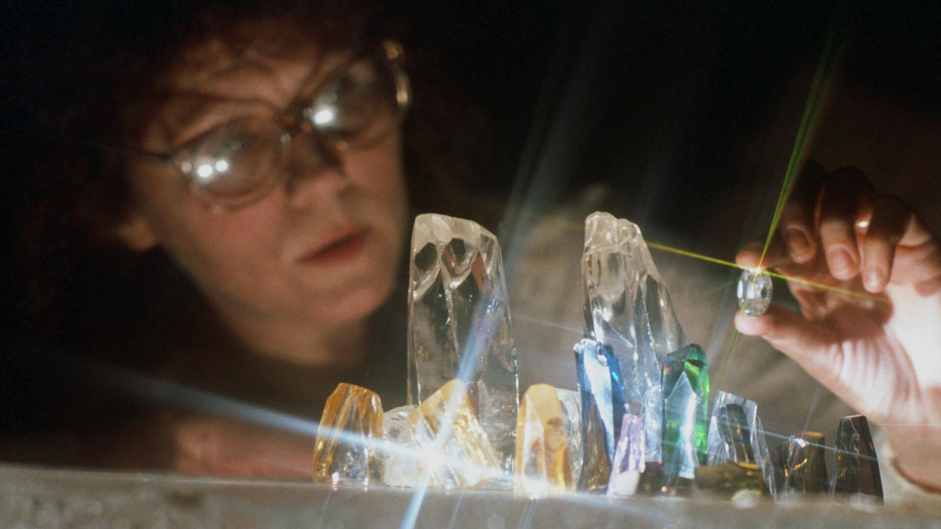 Старший инженер Елена Александровна Овчаренко демонстрирует фианиты, выращенные на установках, разработанных с ее участием. 1987 г. 