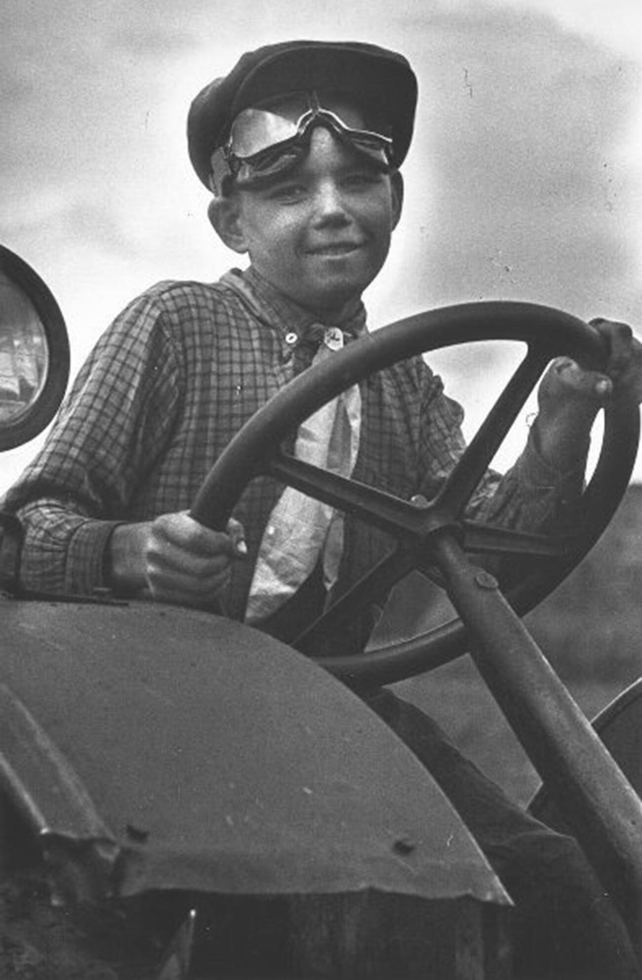 Junger Traktorfahrer.
