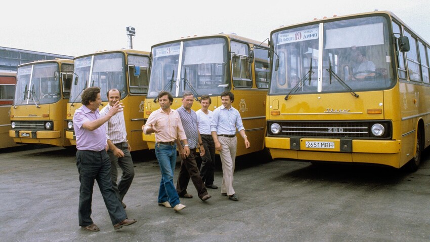 Ikarus prototype bus that was supposed to deliver passengers directly to  the aircraft from the early 80s : r/specializedtools