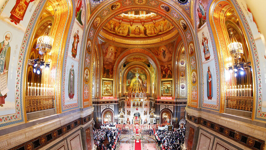 Un grupo de creyentes asiste a una misa ortodoxa de Pascua en la Catedral de Cristo Salvador.