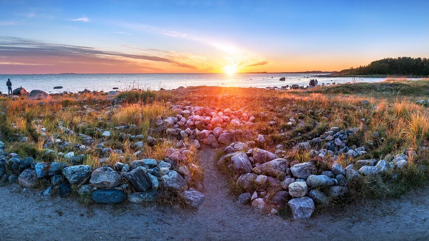 Ein großes Labyrinth aus Steinen am Ufer des Weißen Meeres auf den Solowezky-Inseln am Kap der Labyrinthe.