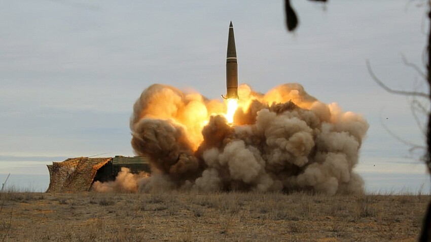 Peluncuran pelatihan tempur rudal Iskander OTRK di medan pelatihan Kapustin Yar.