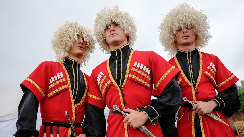 Porno er va xotin yosh ayolni taklif qilishdi Jonli jinsiy qogirchoqlar