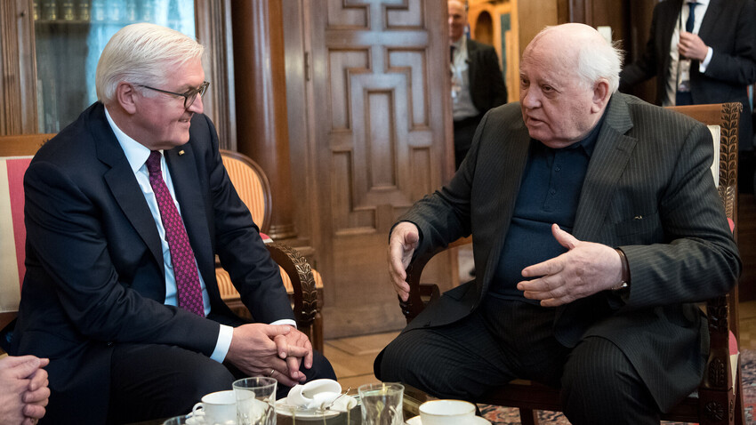 Der deutsche Bundespräsident Frank-Walter Steinmeier und der ehemalige Präsident der Sowjetunion Michail Gorbatschow treffen sich in der Residenz des deutschen Botschafters in Moskau, 25. Oktober 2017.