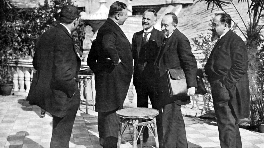 Conferência da Liga das Nações em 1922 na Itália. Encontro do chanceler alemão Wirth com delegados russos da conferência. O encontro resultou no acordo de Rapallo.
