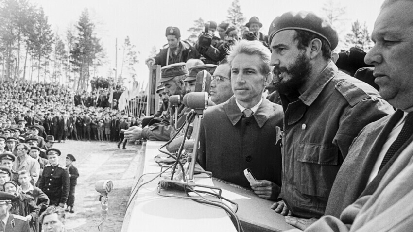 Fidel Castro discursando em um comício dedicado à amizade soviético-cubana em Bratsk, em 1º de maio de 1963, URSS