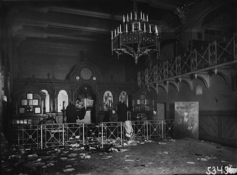 警察が乱入した後の教会内部。1917年