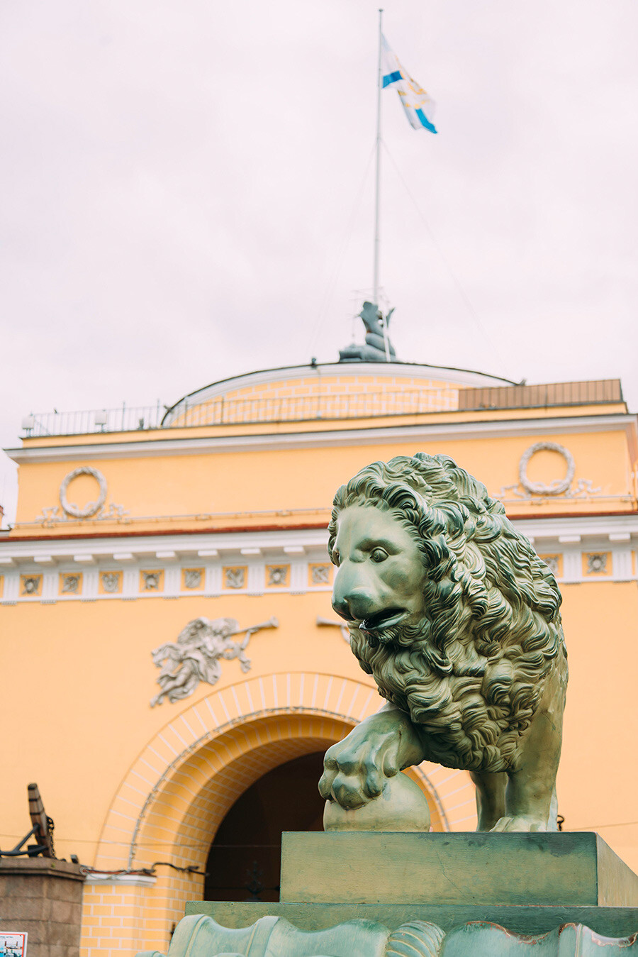 Un lion devant l'amirauté de Saint-Pétersbourg