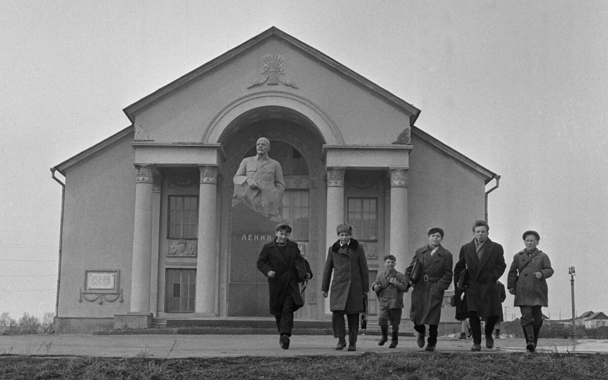 Regione di Mosca. 1963. Scolari alla Casa della Cultura della fattoria collettiva intitolata a Vladimir Ilyich, distretto Leninskij