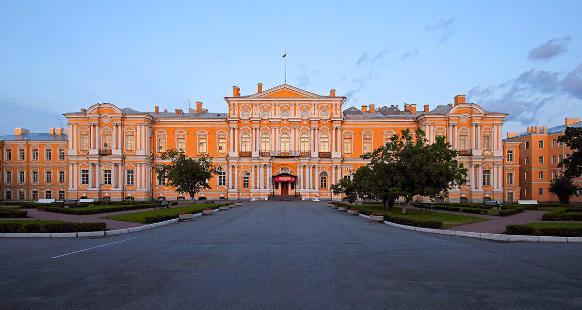 Istana Vorontsov (Maltese) di Sankt Peterburg, istana yang diberikan Paul I kepada Ksatria Malta.