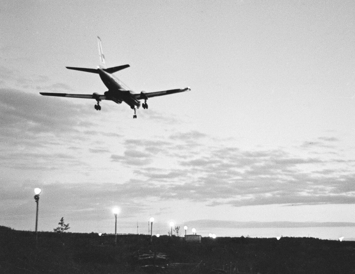 1. Juli 1958 Das Flugzeug kommt zur Landung an.