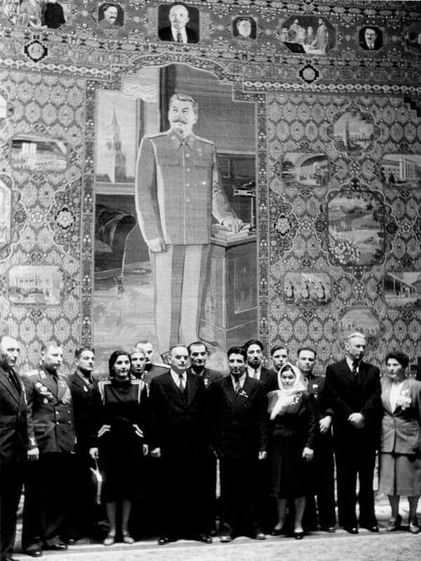 Tapete turcomeno com retratos de Stálin e membros do Politburo.