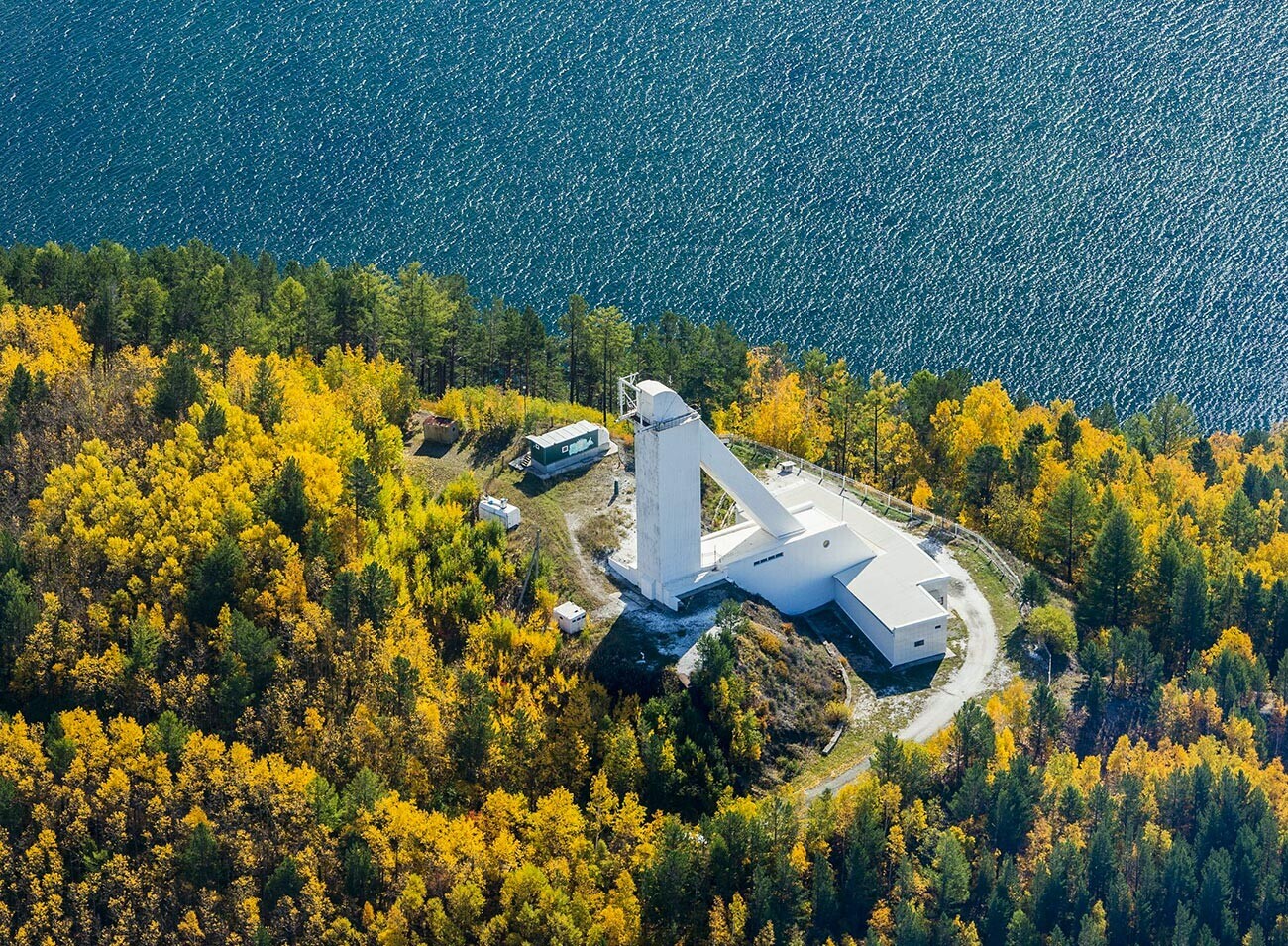 Бајкалската астрофизичка опсерваторија на периферијата на селото Листвјанка на јужниот брег на Бајкалското езеро.

