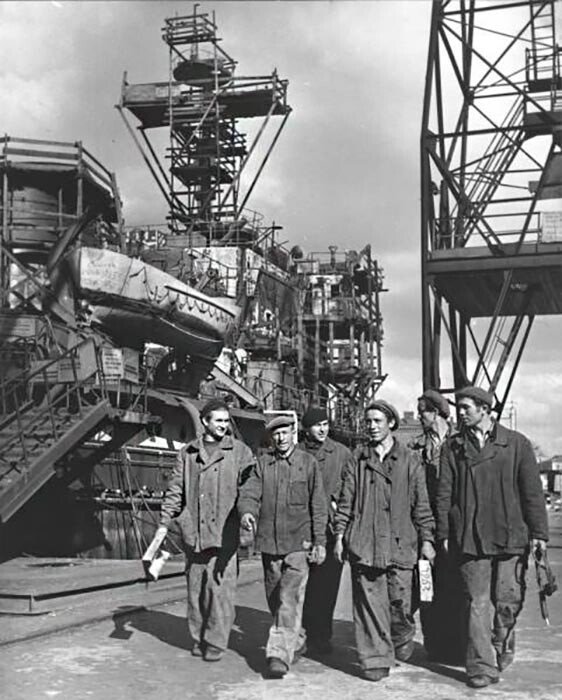 Ci-dessous : Des constructeurs du chantier naval de la Baltique situé à Leningrad se rendent au travail.
