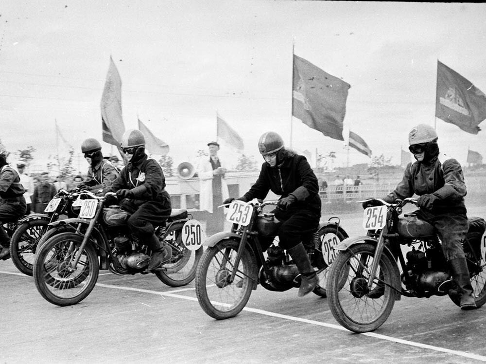 Le départ de la course de 100 km organisée dans le cadre des Compétitions de sport automobile de toute l'Union soviétique