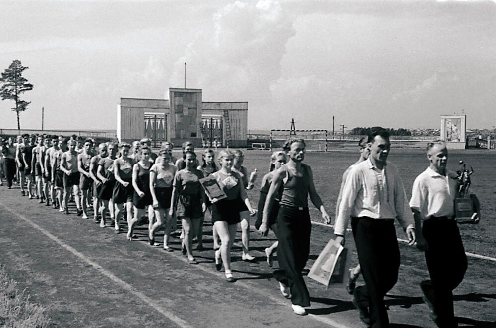 Des participants de la Spartakiade, un analogue des Jeux olympiques créés dans les pays du camp socialiste, devenu plus tard de simples compétitions sportives soviétiques