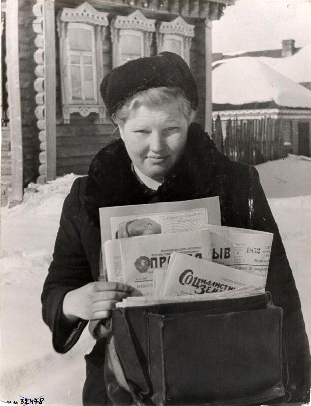 Une villageoise vendeuse de journaux avec les dernières éditions