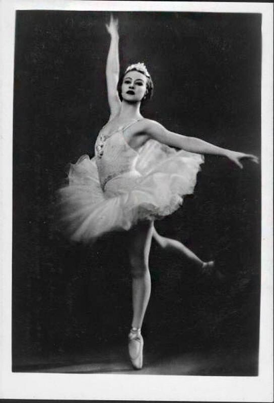 La célèbre ballerine soviétique Galina Oulanova interprétant le rôle d'Aurora dans le ballet Le Lac des cygnes sur la scène du théâtre Kirov (aujourd'hui théâtre Mariinski)