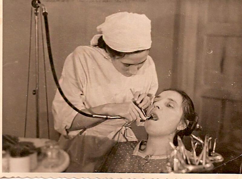 Le dentiste examine le patient.