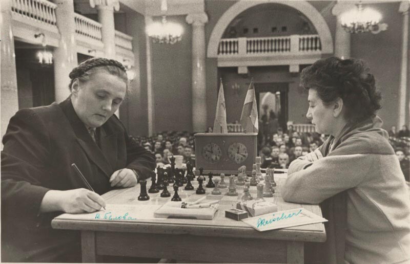 L'Union soviétique était célèbre pour ses grands maîtres d'échecs, et il ne s'agissaient pas que d'hommes. La photo ci-dessous montre la joueuse d'échecs soviétique Valentina Belova (à gauche) lors d'un match du tournoi international d'échecs de Moscou