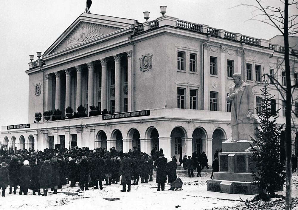 L'ouverture du Palais de la сulture des travailleurs de la ville ouralienne de Tcheliabinsk (1800 km de Moscou)