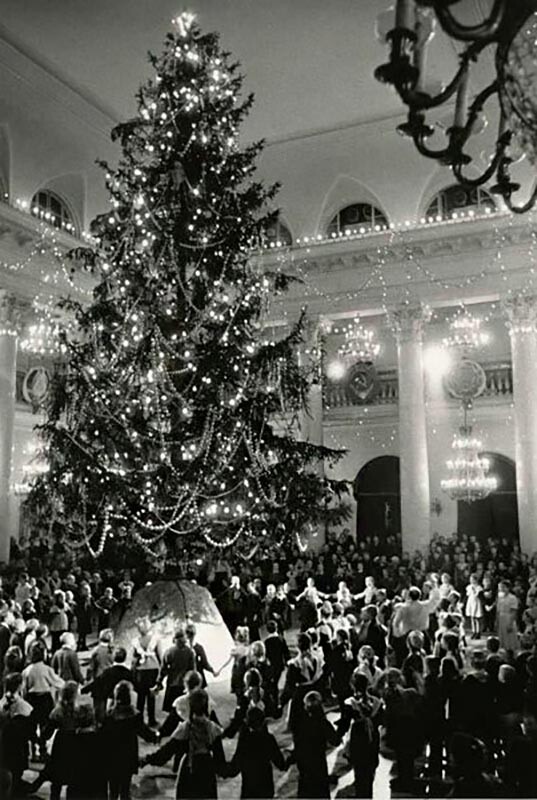 Les autorités soviétiques ont interdit la célébration de Noël, si bien que fin décembre et début janvier, les Soviétiques ne célébraient que le Nouvel An, à l'occasion duquel ils décoraient également le sapin.