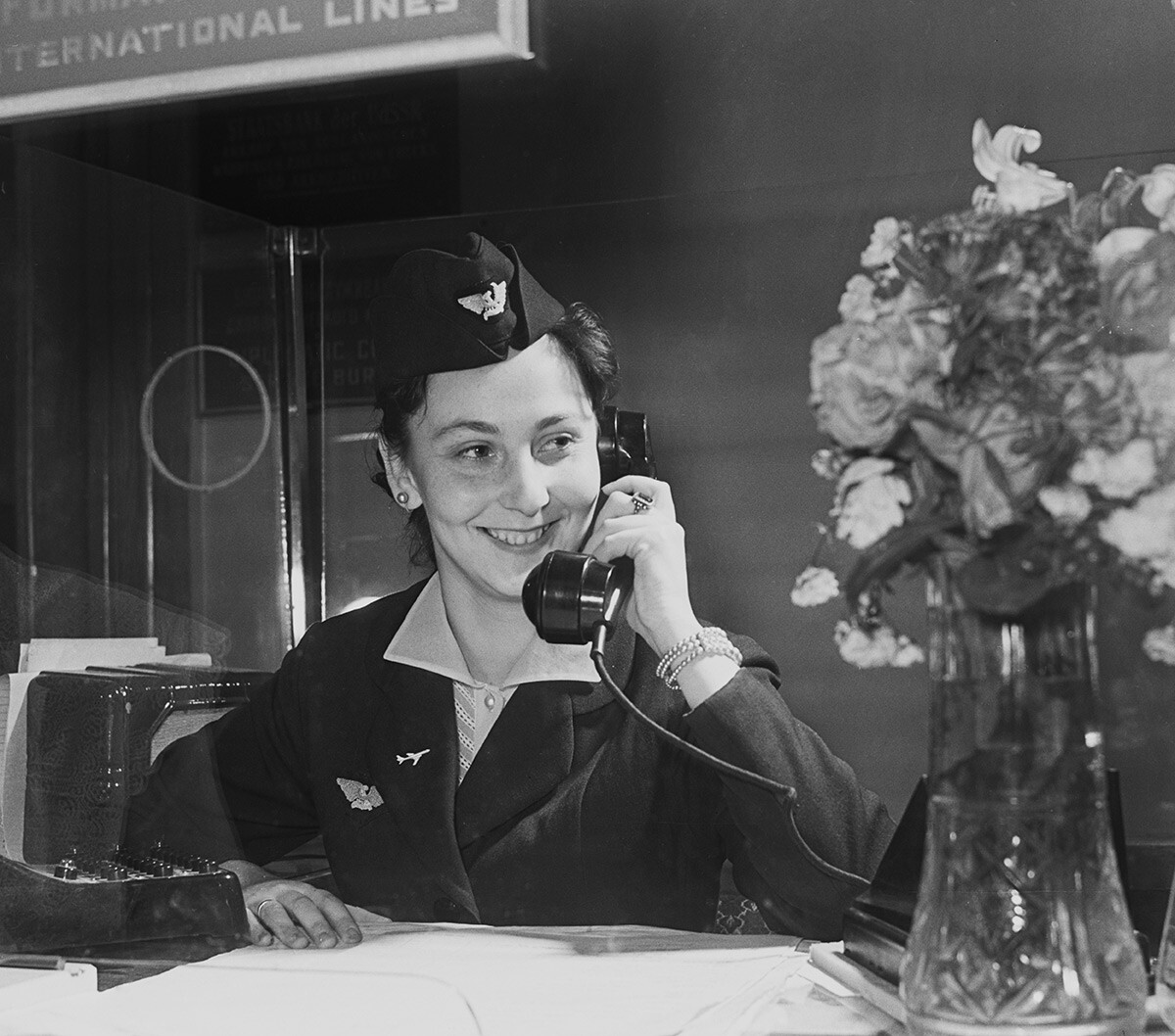 Una empleada de Aeroflot responde a una llamada telefónica. 