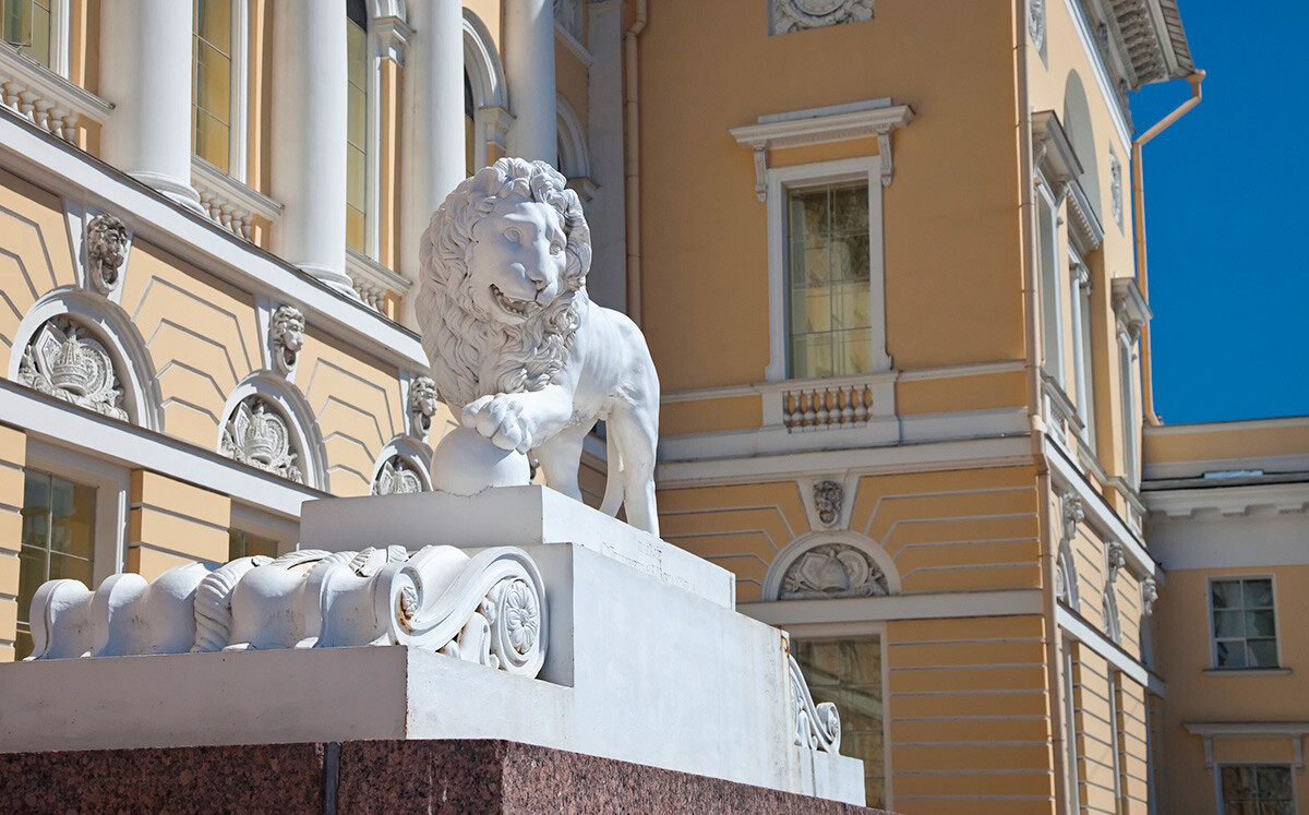 Ein Löwe am Eingang des Russischen Museums.