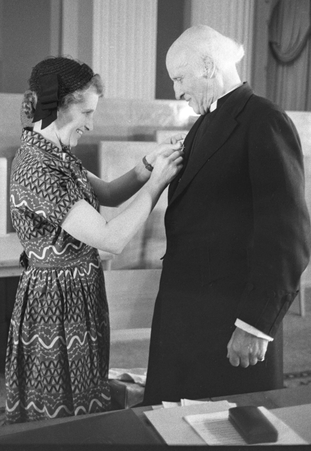 Nowell Johnson überreicht die Medaille des Stalin-Friedenspreisträgers an ihren Ehemann Hewlett Johnson, Dekan von Canterbury.