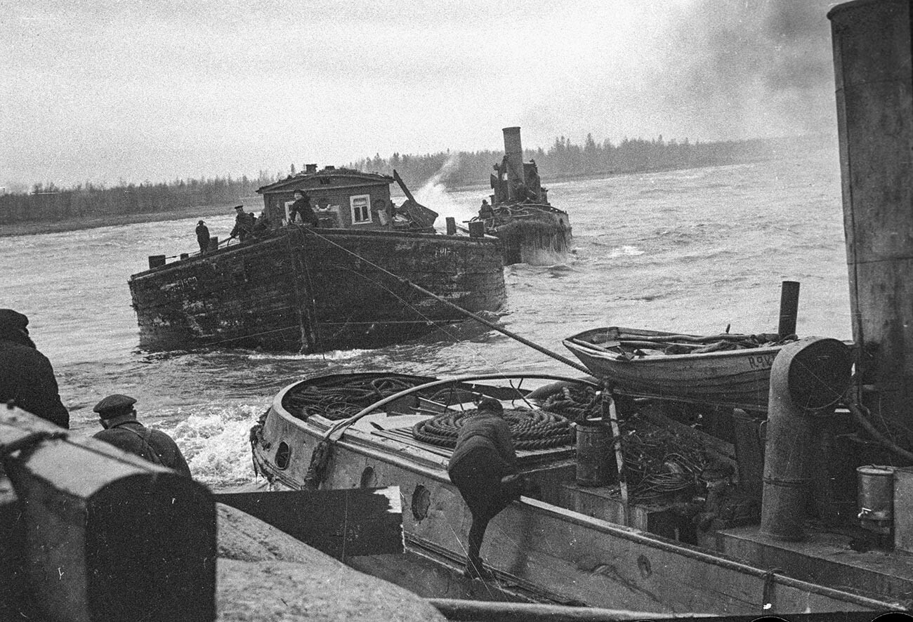 Los barcos transportan los productos a través del lago Ladoga hasta Leningrado