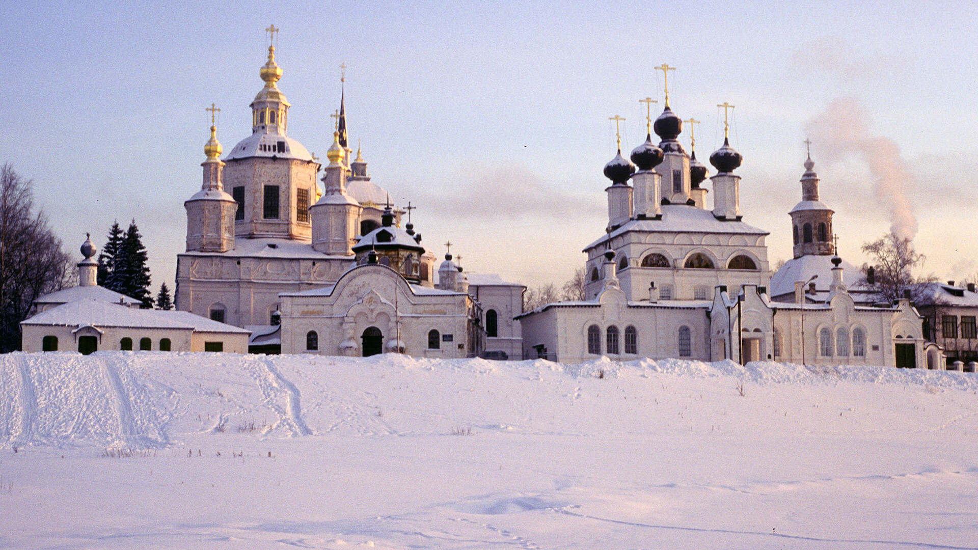 Velikij Ustjug. La cattedrale vista dal fiume Sukhona ghiacciato. 6 gennaio 1997