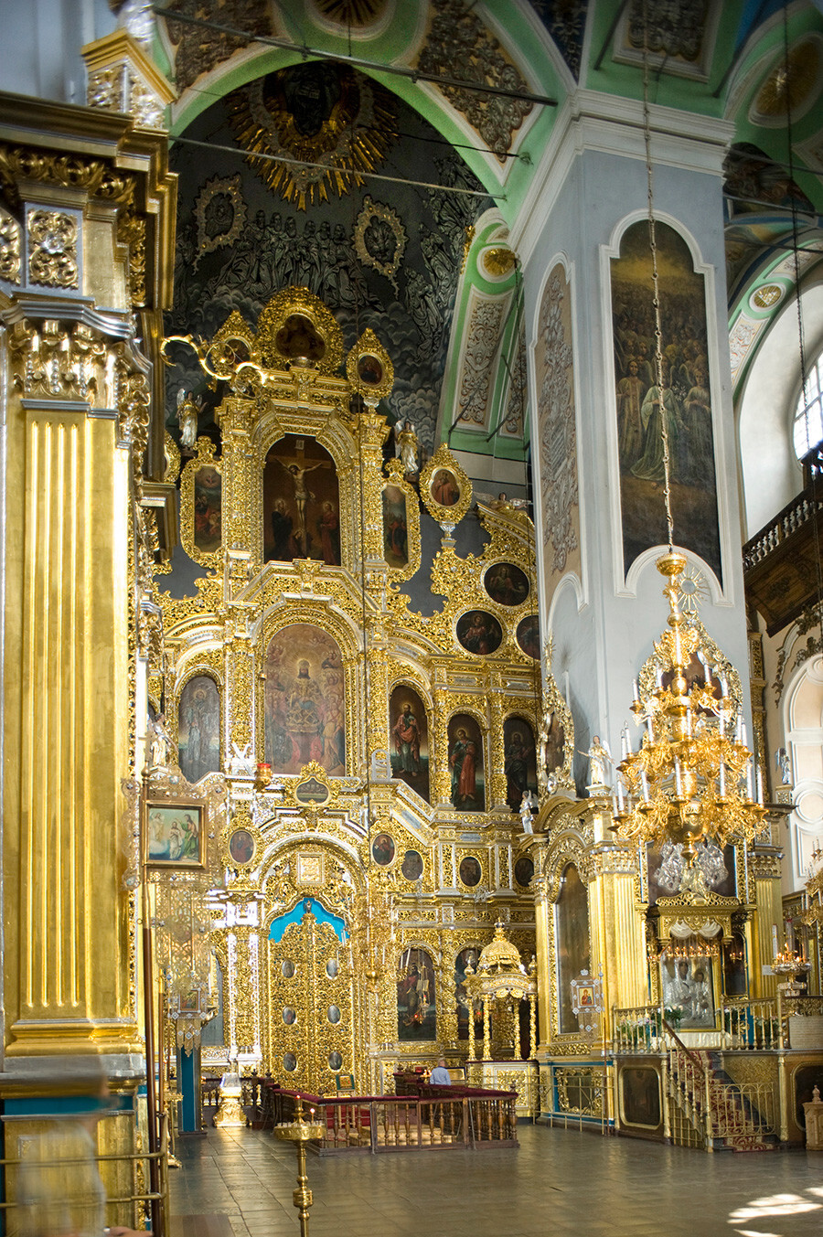 Smolensk. Cattedrale della Dormizione, iconostasi e baldacchino con la copia dell'icona di Smolensk. 1° luglio 2014
