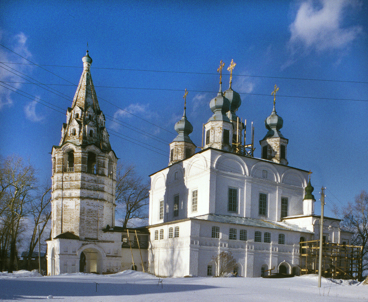 Il Monastero della Trinità-Gleden a Velikij Ustjug. Il campanile e la Cattedrale della Trinità, vista sud-ovest. 7 marzo 1998
