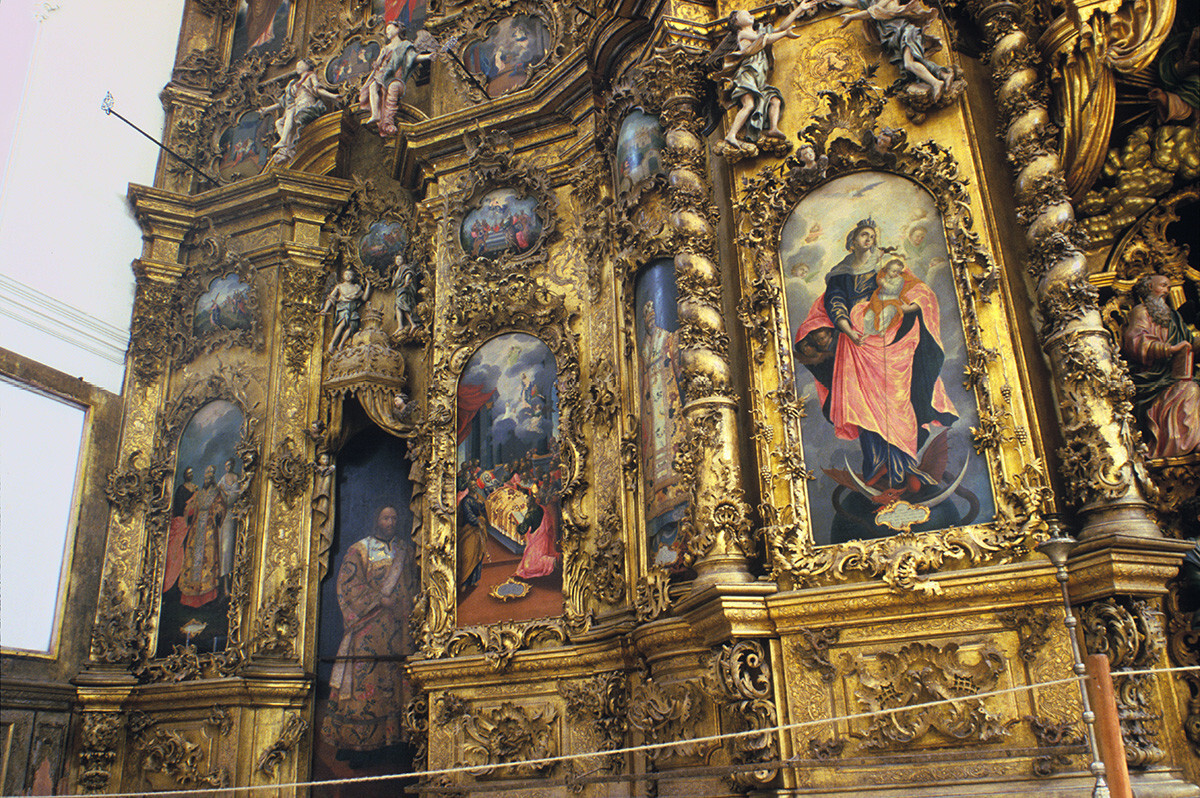 Il Monastero della Trinità-Gleden. Iconostasi della Cattedrale della Trinità. Icone della Dormizione di Maria (al centro) e della Vergine Maria con Cristo Bambino. 23 luglio 1998