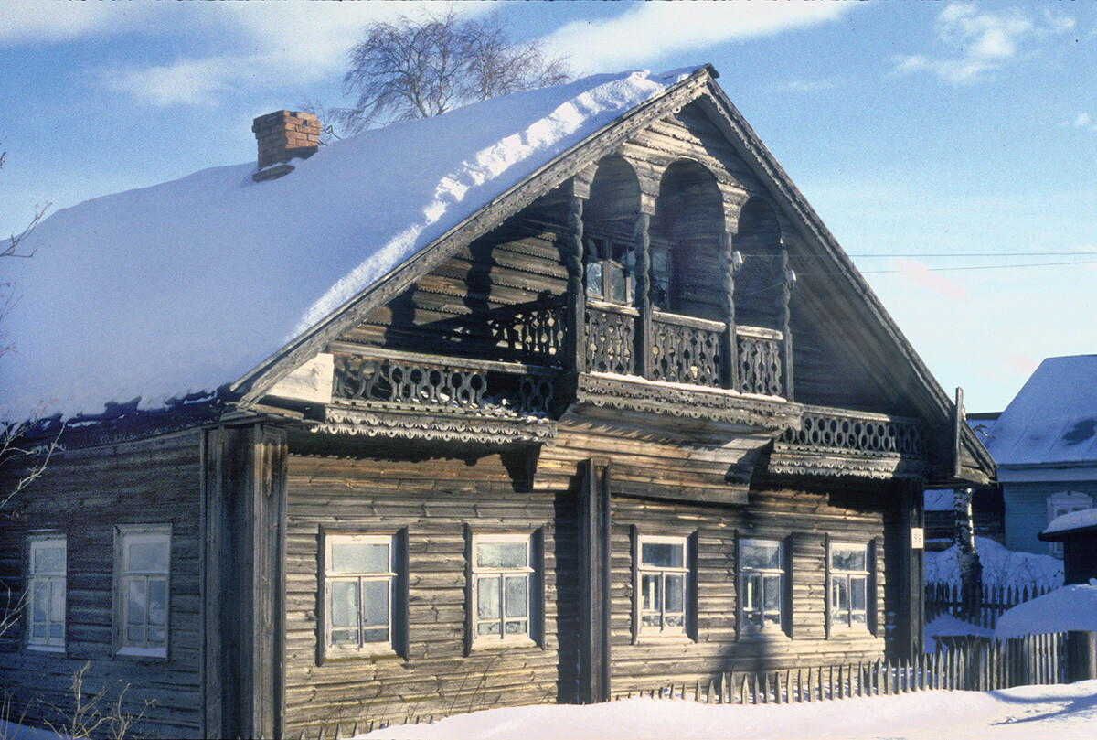 Morozovitsa (vicino a Gleden). Casa di legno con intaglio ornamentale. (La casa oggi è stata sostanzialmente diversa.) 7 marzo 1998