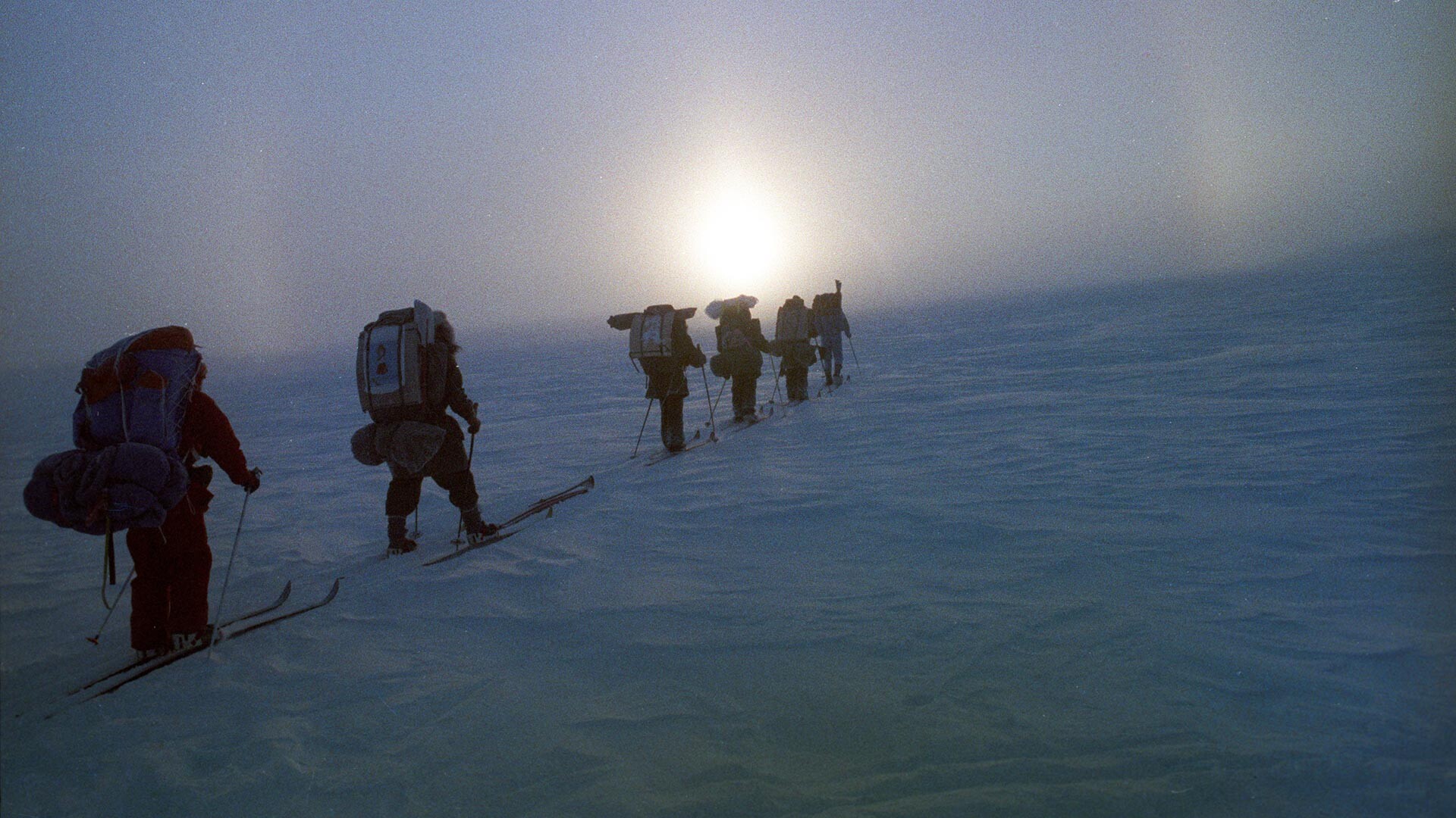 Membros da expedição cruzando a Baía Frobisher